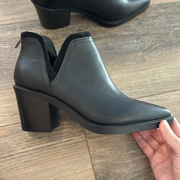 NWOT Vince Camuto Leather Gidgeta Ankle Boot, Pointed Toe, Back Zipper, Size 9! - Picture 7 of 11